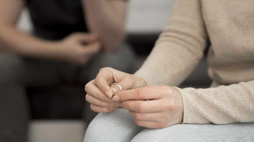 Учёные узнали кто счастливее: люди в браке или одиночки