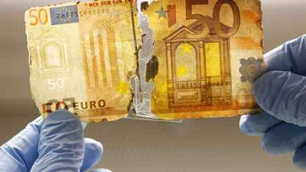 Один из белорусских банков возобновил обмен «испорченных» долларов США и евро