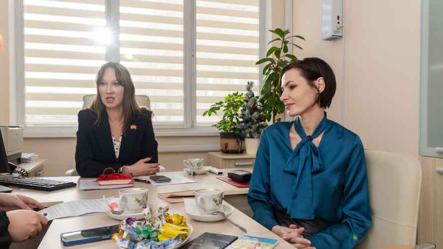 Начальник управления по качеству «Коммунарки» Анна Козырь (слева) и главный технолог Ирина Мацыгуд. Фото Telegraf.news