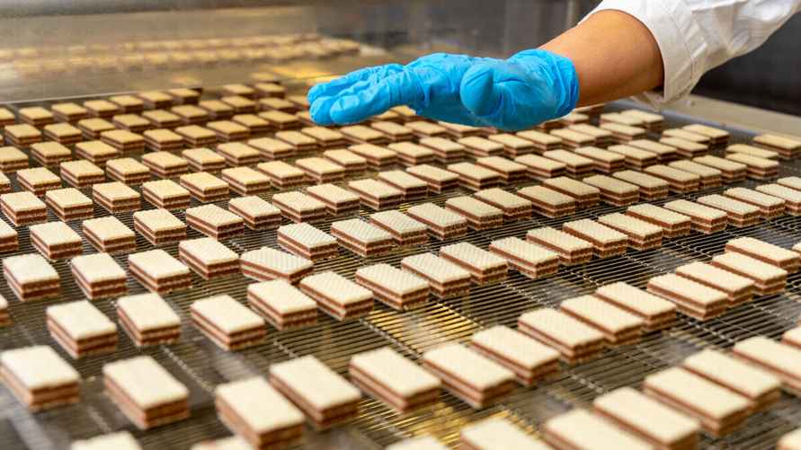 Процесс производства конфет на фабрике "Коммунарка". Фото Telegraf.news