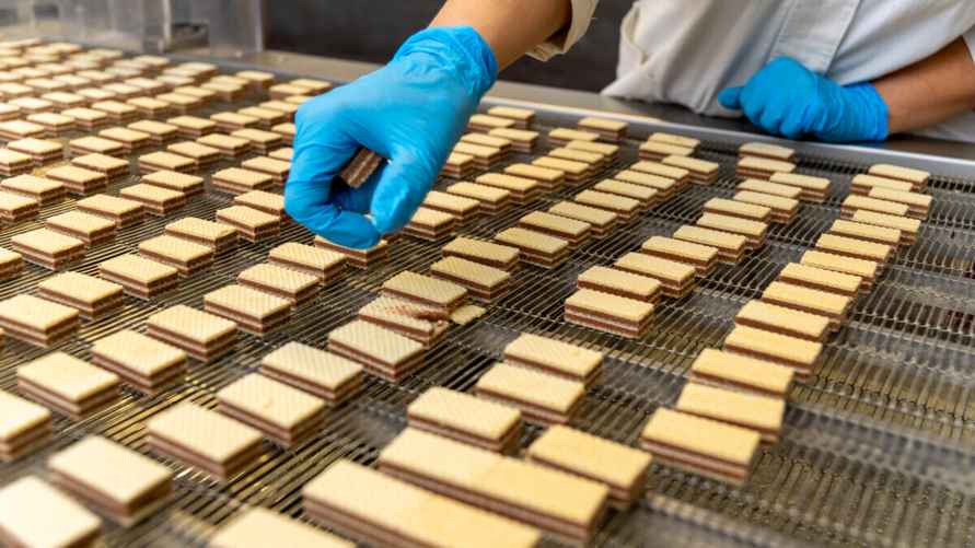 Процесс производства сладостей на фабрике "Коммунарка". Фото Telegraf.news