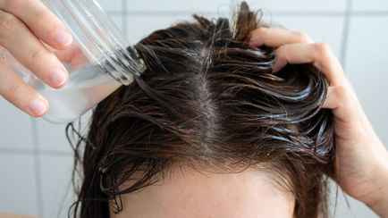 Зачем добавлять в шампунь соду? Трихологи назвали 3 проблемы волос, которые поможет решить этот трюк