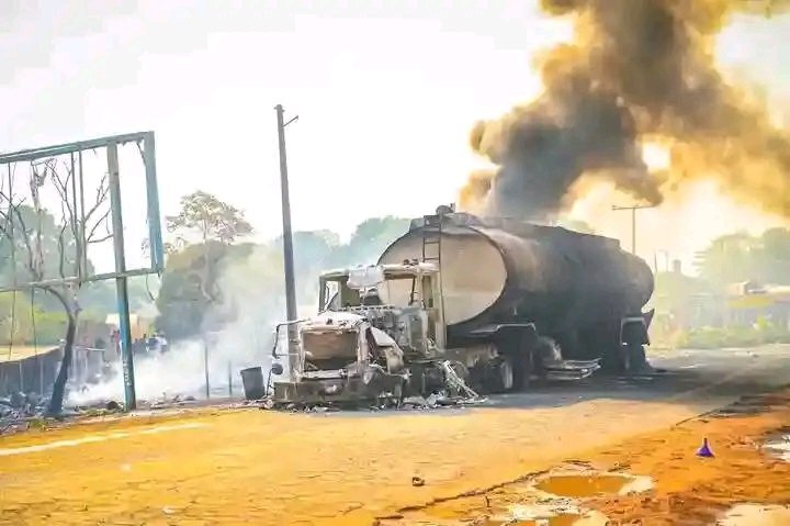 Более 86 человек погибли при взрыве бензовоза в Нигерии