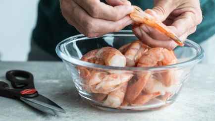 Креветки ещё никогда не очищались так легко. Нашли 3 способа отделить отходы от мяса с минимальной потерей продукта