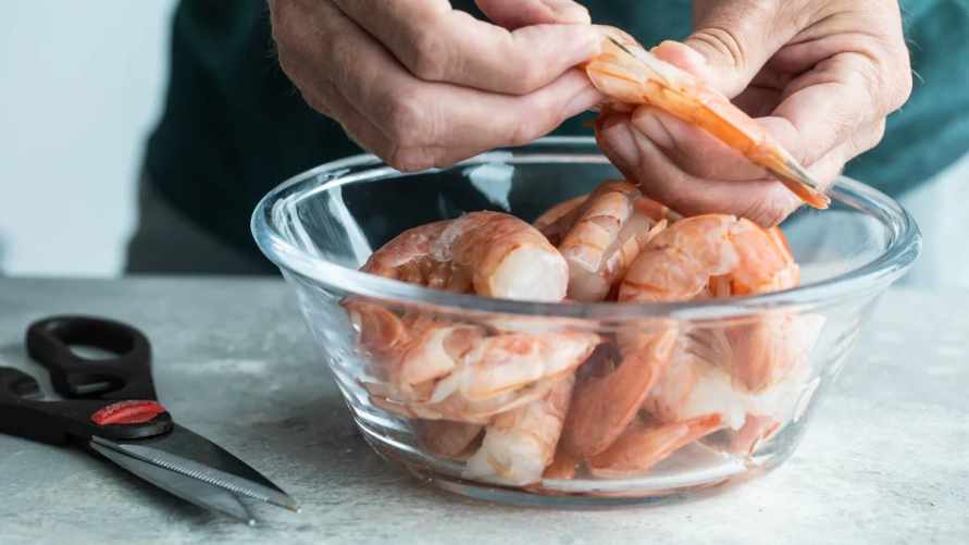 Креветки ещё никогда не очищались так легко. Нашли 3 способа отделить отходы от мяса с минимальной потерей продукта