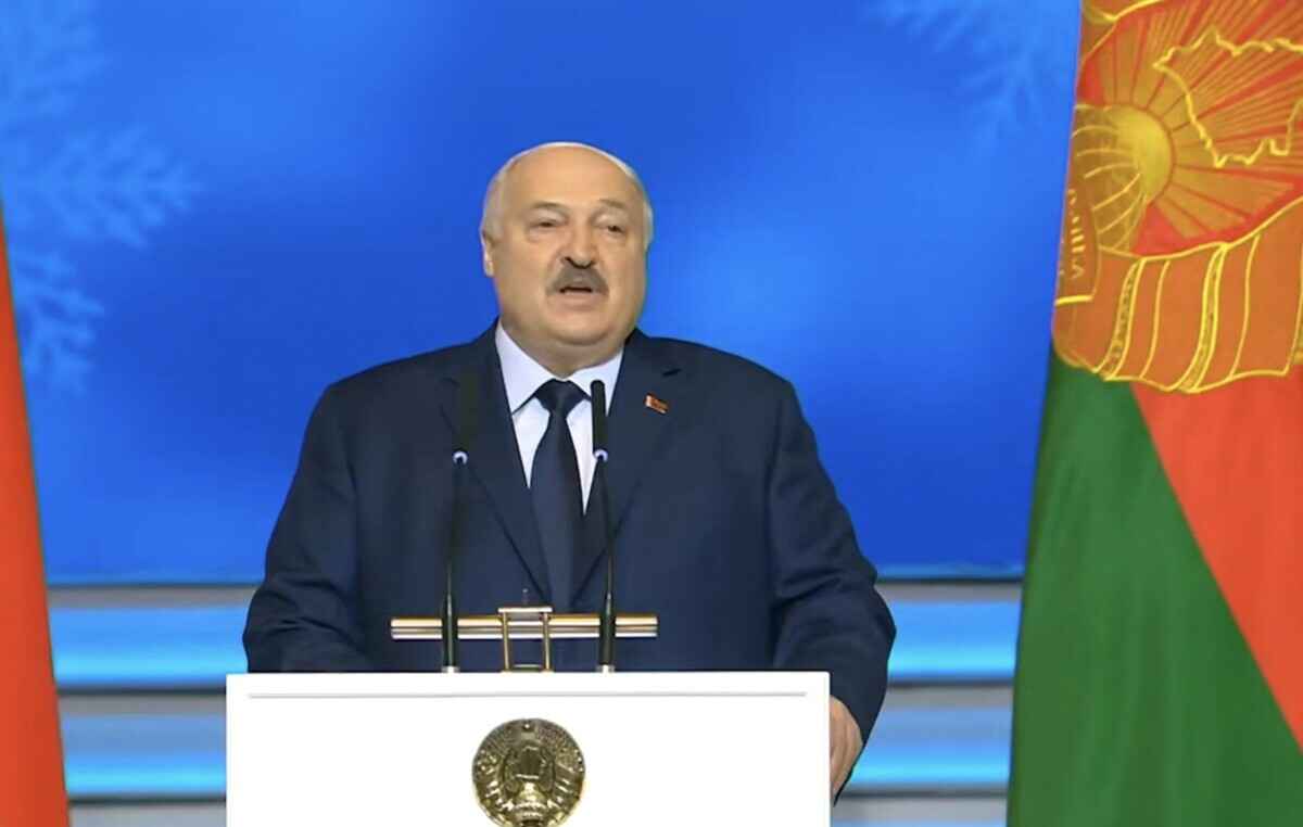 Лукашенко предупредил белорусов о "непростом" годе и приходе к власти "нового поколения"
