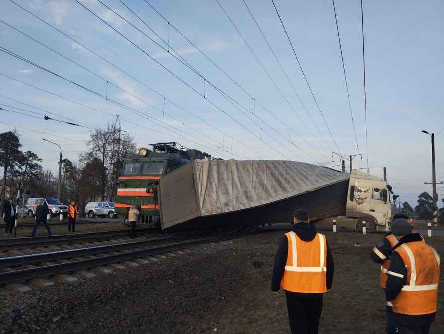 БелЖД предупредила о 4-часовом опоздании двух поездов из-за столкновения третьего с фурой