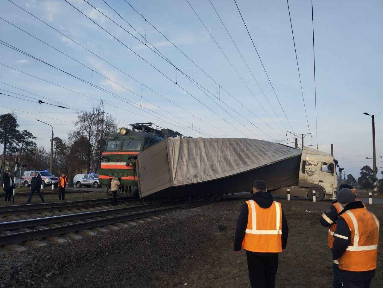 БелЖД предупредила о 4-часовом опоздании двух поездов из-за столкновения третьего с фурой