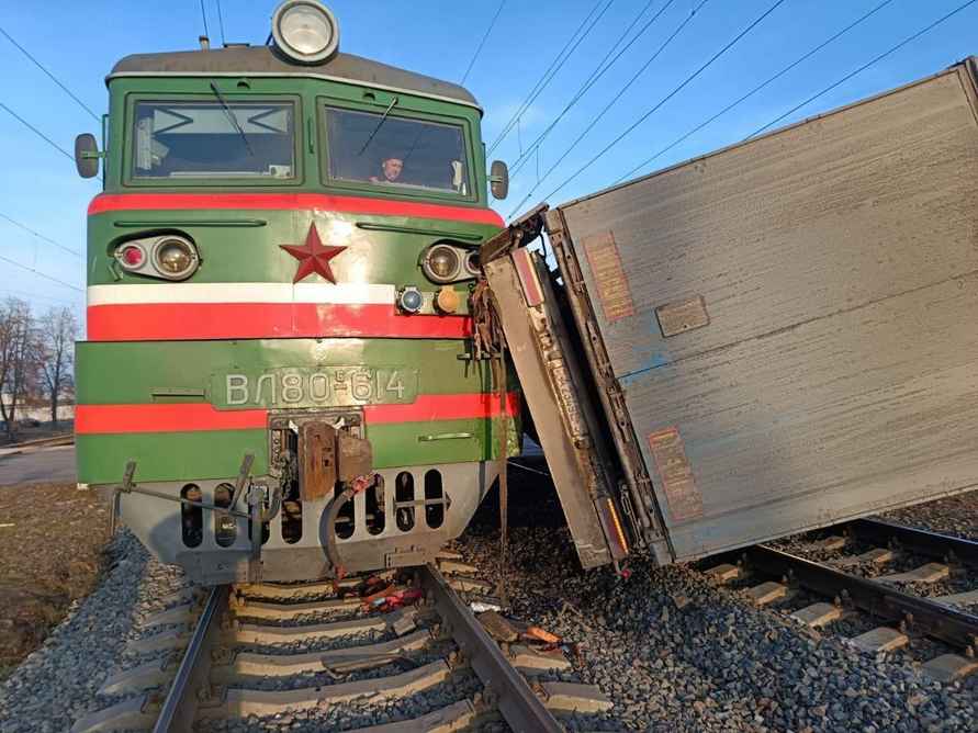 БелЖД предупредила о 4-часовом опоздании двух поездов из-за столкновения третьего с фурой