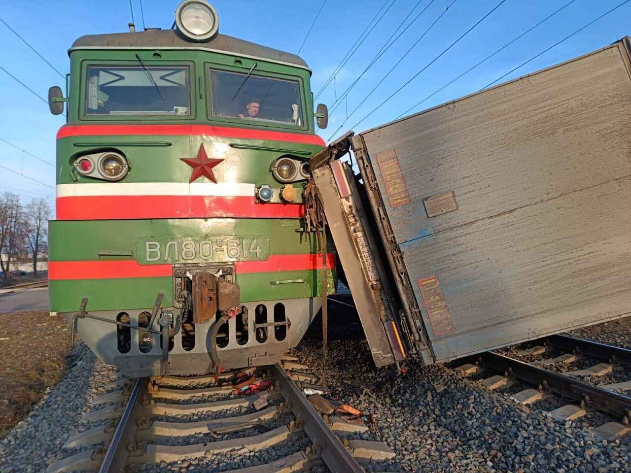 БелЖД предупредила о 4-часовом опоздании двух поездов из-за столкновения третьего с фурой