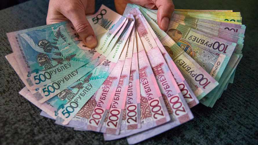 Зарплата до 18 тысяч рублей. Белорусам предложили работу по "гибкому графику". Кому готовы столько платить?