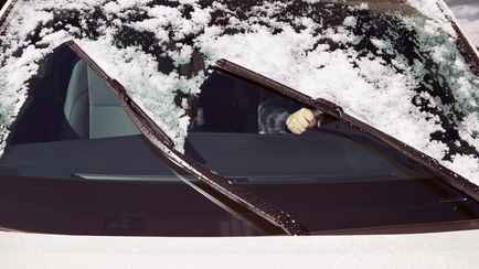 Дворники скрипят и оставляют разводы на стекле авто? Вот как это исправить за 0 копеек