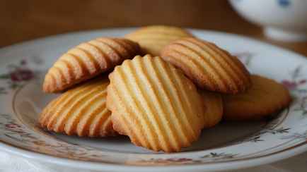 Это бисквитное печенье готовили ещё прабабушки. Как испечь французские «мадленки»?