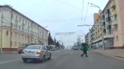В Витебске пешеход прямо перед ГАИ выбежал на шестиполосную улицу вне перехода. Что было дальше?