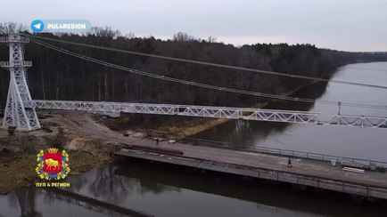 «Канаты натянуты» — Власти Гродненщины показали реконструкцию самого длинного подвесного моста в Беларуси. Когда открытие?