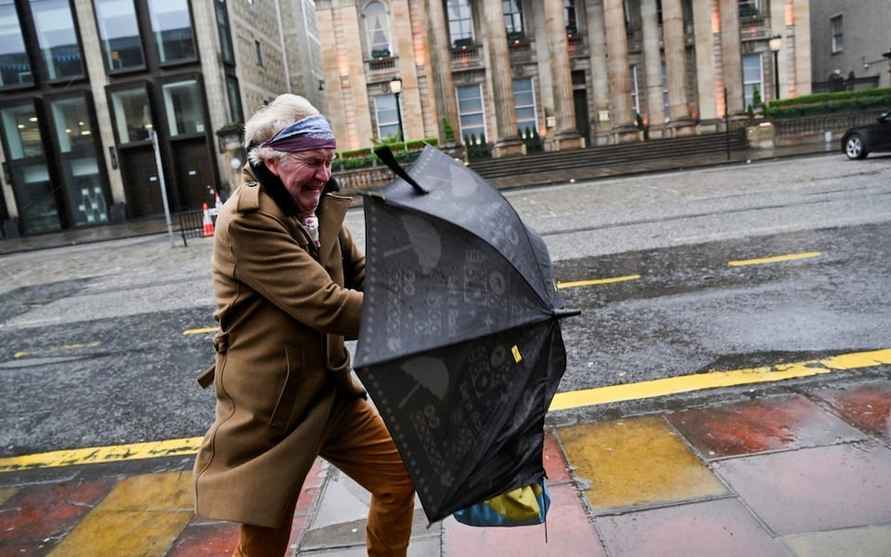 Порывы до 183 км/ч. В Ирландии шторм Эвион оставил без света более 700 тысяч людей