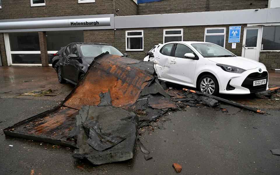 Порывы до 183 км/ч. В Ирландии шторм Эвион оставил без света более 700 тысяч людей