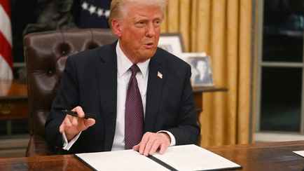 Массовое помилование, ЧС на границе с Мексикой и выход из ВОЗ. Трамп подписал с десяток указов в первый день у власти