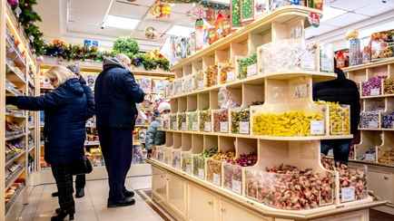 Почему конфеты «Любимая Алёнка» дороже «Ромашки»? На «Коммунарке» назвали 2 фактора, от которых зависит цена сладостей