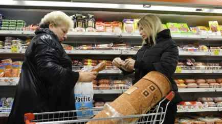 Белорусские магазины сделали скидки до 40% на хамон, форель, креветки, кофе, мандарины. Где закупиться перед Рождеством?