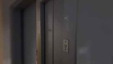 В столичном ЖКХ показали самый маленький лифт в Минске