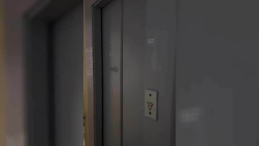 В столичном ЖКХ показали самый маленький лифт в Минске