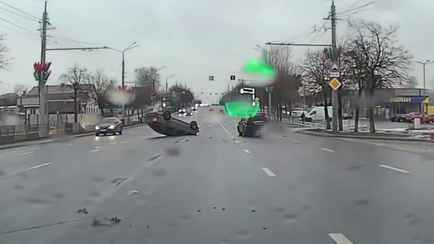 На видео попало, как пьяный водитель в Могилёве подрезал и перевернул легковушку