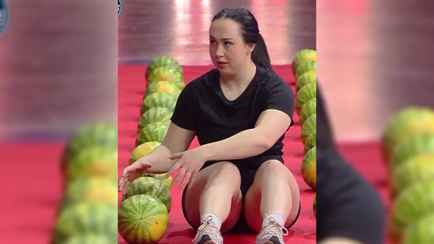 Появилось видео, как женщина раздавила бедрами 5 арбузов за минуту