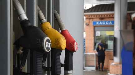 Белорусы поднялись на 2 строки в рейтинге доступности бензина. Сколько литров могут купить на зарплату в Польше, РФ, Литве и Латвии?