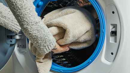 Добавьте эту копеечную жидкость из аптеки при стирке полотенец. Даже самые жесткие станут как перышко