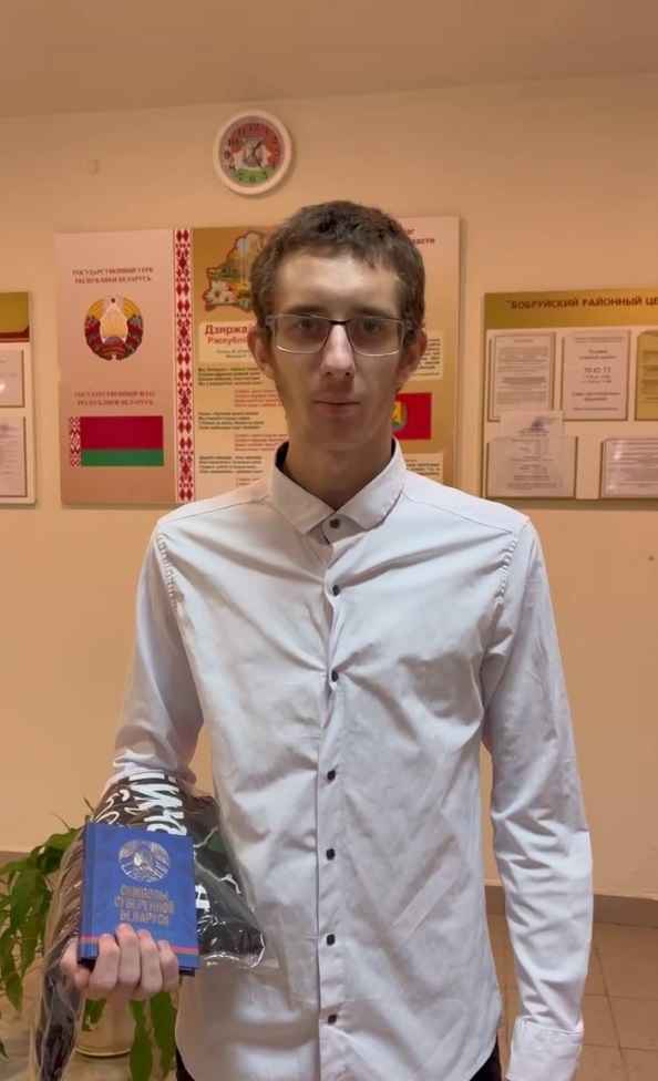 Впервые проголосовавшие белорусы показали, какие подарки получили на избирательных участках