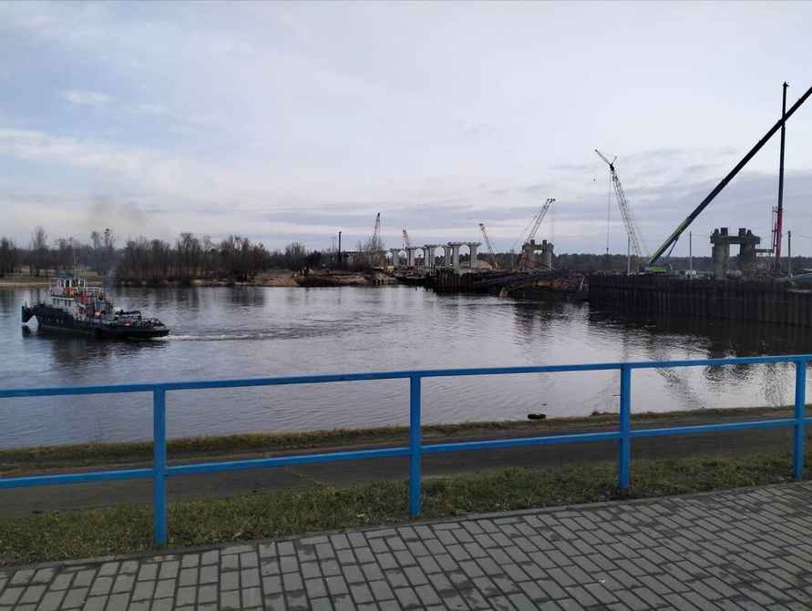 В Мозыре в Припять съехал пролёт демонтируемого моста