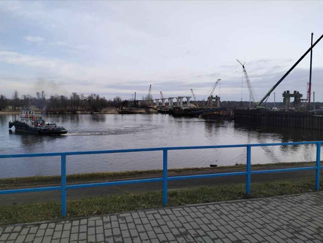 В Мозыре в Припять съехал пролёт демонтируемого моста