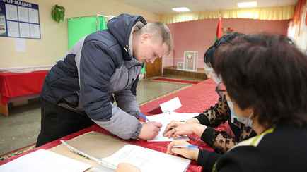 ЦИК объявил, что треть белорусов уже проголосовала досрочно. Какой регион назвал лидером по явке?