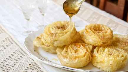 Как приготовить греческий хворост? С этим сиропом лакомство из детства полюбится ещё больше