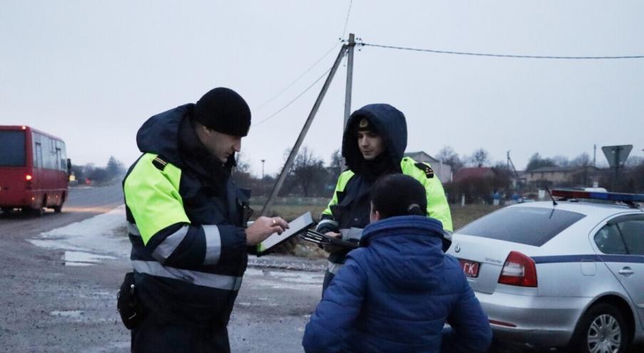 Инцидент произошёл 11 января. Сотрудники ГАИ остановили двух пешеходов,