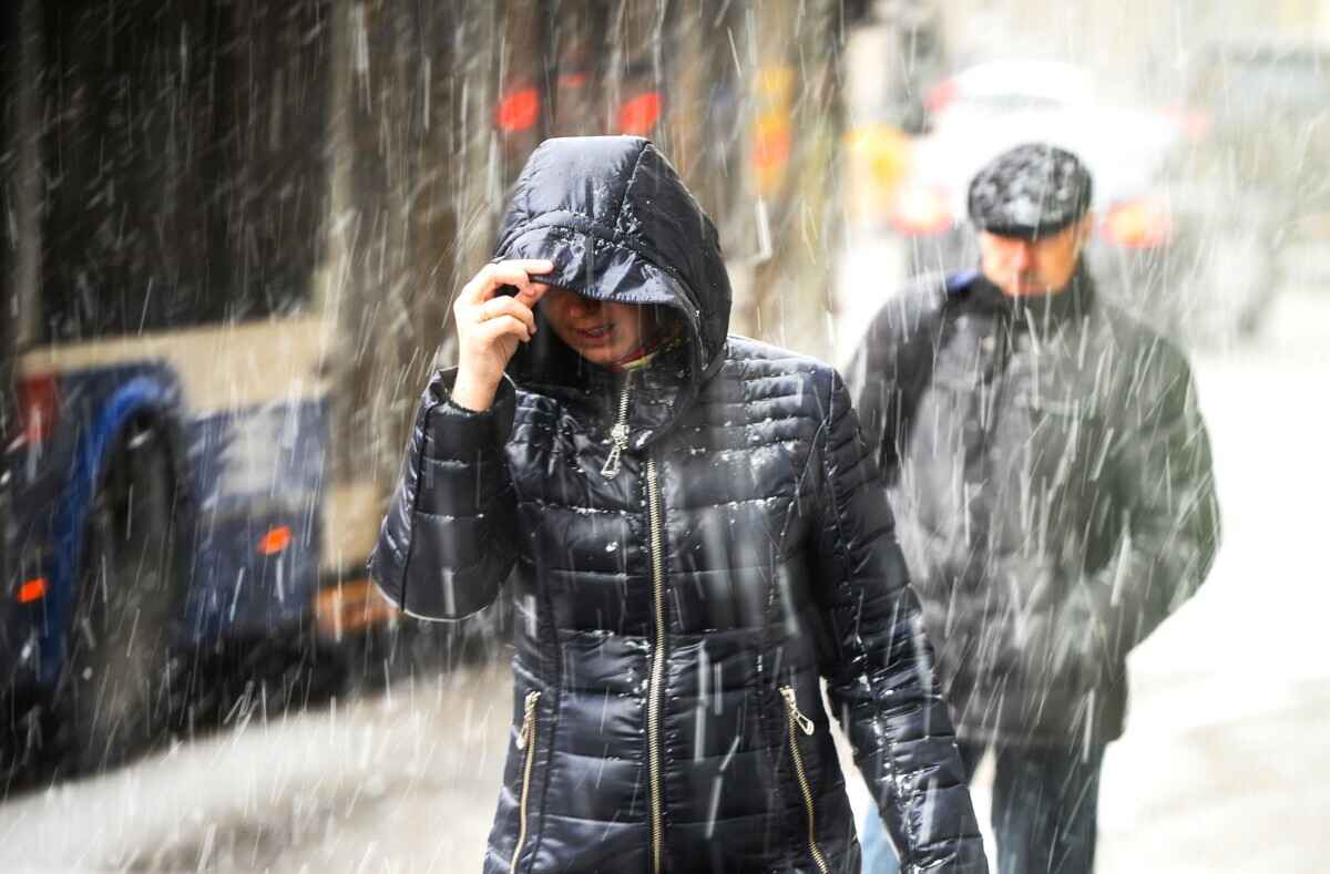 От +10°С до -4°С. Синоптики предупредили белорусов о "приличных ливнях", снеге и метелях