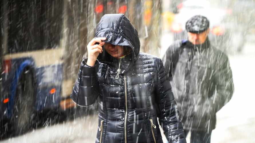 От +10°С до -4°С. Синоптики предупредили белорусов о "приличных ливнях", снеге и метелях