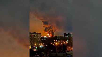 В российском Энгельсе после атаки беспилотников вспыхнул пожар на нефтебазе