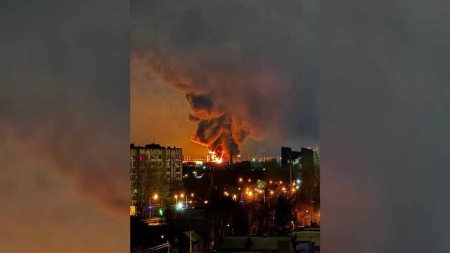 В российском Энгельсе после атаки беспилотников вспыхнул пожар на нефтебазе