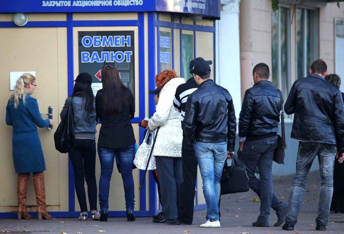 Доллар в Беларуси взлетел до максимума за 6 дней, а евро остался на месте. Что с валютой РФ и Китая?