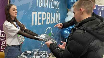 Впервые проголосовавшие белорусы показали, какие подарки получили на избирательных участках