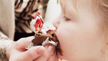 Что в составе конфет «влияет на внимание детей»? На «Коммунарке» назвали 2 вещи, которые нужно искать на упаковке