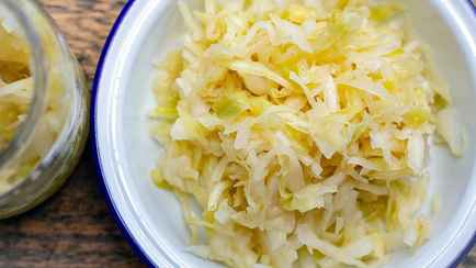 Что значит белый налет на квашенной капусте? Разобрались, стоит ли выбрасывать ее в мусорку