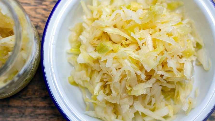 Что значит белый налет на квашенной капусте? Разобрались, стоит ли выбрасывать ее в мусорку