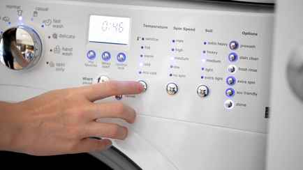 Почему последняя минута стирки длится дольше? Эксперт назвала 4 причины «вранья» техники