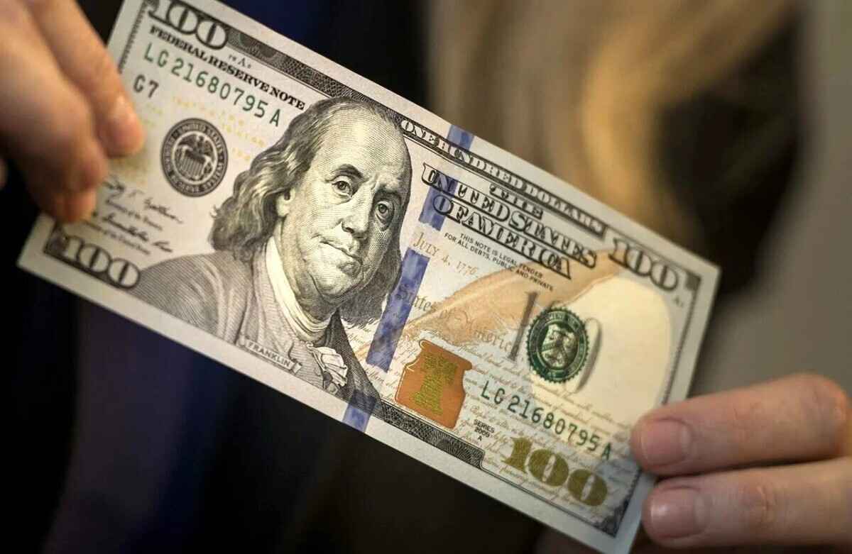 Доллар в Беларуси упал до минимума за 3,5 недели, а евро пошёл вверх. На сколько подорожала валюта России?