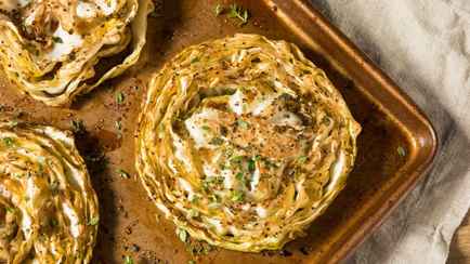 Эти капустные «стейки» готовятся меньше часа. Вот какой соус из 4 ингредиентов превратит их в шедевр