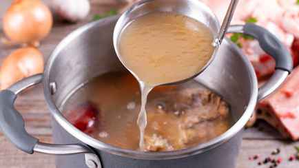 Как спасти помутневший бульон? Добавьте один из этих 2 ингредиентов — и он вернёт прозрачность