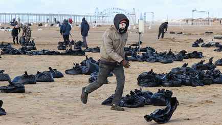 Вылившийся из российских танкеров мазут достиг Севастополя в Крыму